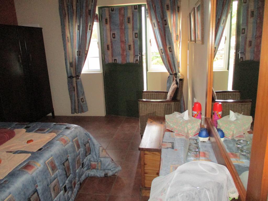 Van Rhyn Guest House Vanrhynsdorp Экстерьер фото
